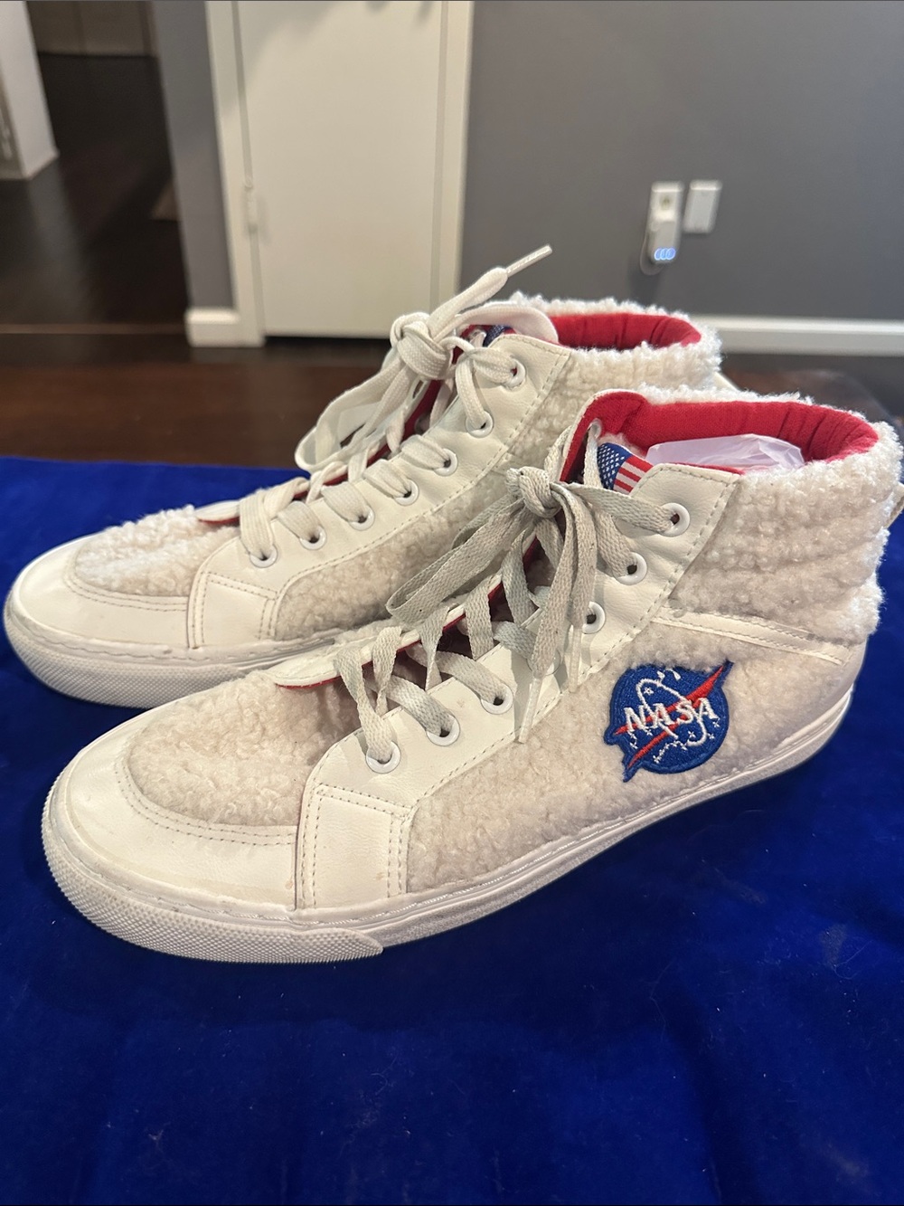 Vans - NASA - High-Top Sneakers in Off-White with Red Lining  Mens Sz 10